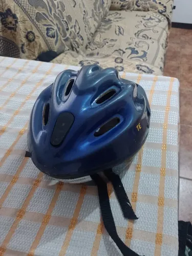 Capacete de ciclistas azul e preto comdisao de uso valor 90. Reais