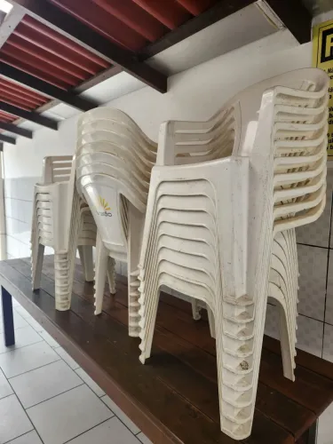 24 cadeiras plasticas com braço