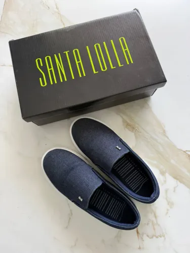 tênis slip-on é o modelo Santa Lolla Jeans Azul