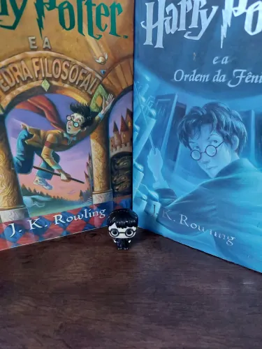 Kit livro Harry Potter e a pedra filosofal + Harry Potter e a Ordem da Fênix + Mini funko