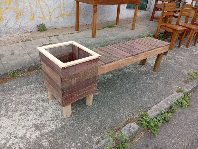 Banco com vaso de plantas madeira roxinho 