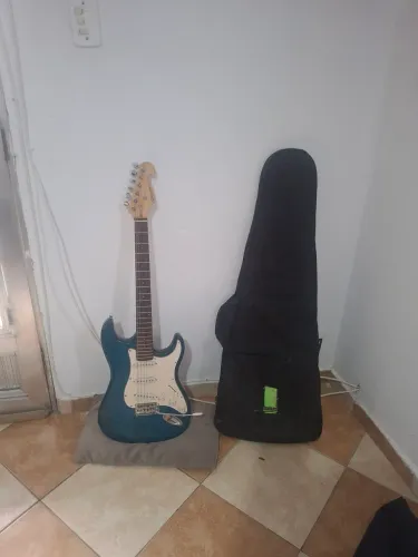 Vendo Guitarra Giannine troco por vídeo Game X Box 360