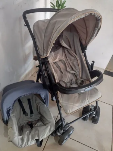 Carrinho com bebê conforto 