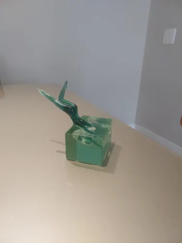 Escultura feminina mulher em acrílico verde: " A Pequena Mergulhadora"