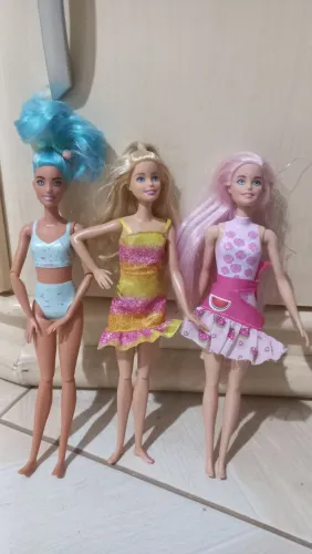 Lotinho de bonecas Barbies. 