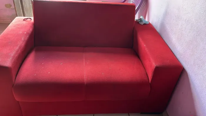 Vendo Sofá semi novo na cor vermelho 