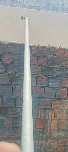 Um poste galvanizado padrão energisa