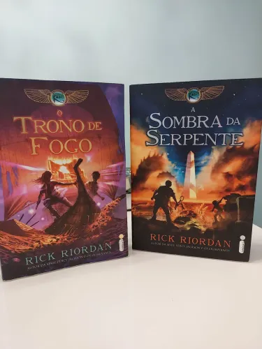 Livros "O trono de fogo" e "A sombra da Serpente" de Rick Riordan