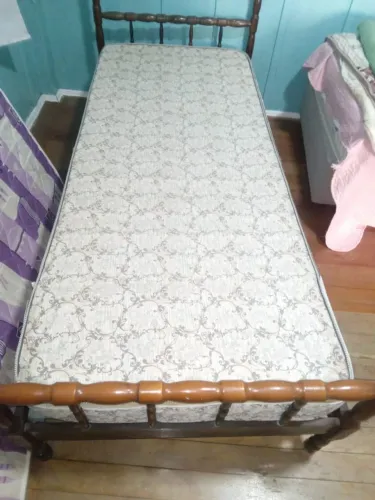 Cama+colchão solteiro.   Ler descticao ,(retirada em Blumenau )