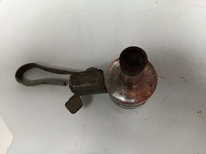 Dínamo p/ farol de bicicleta antigo.