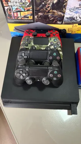 PS4 Slim 1TB - Mega Pack | COMPLETO + 4 CONTROLES