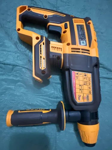 Este é um Martelete Rotativo Combinado Brushless 20V da marca INGCO, modelo industrial.
