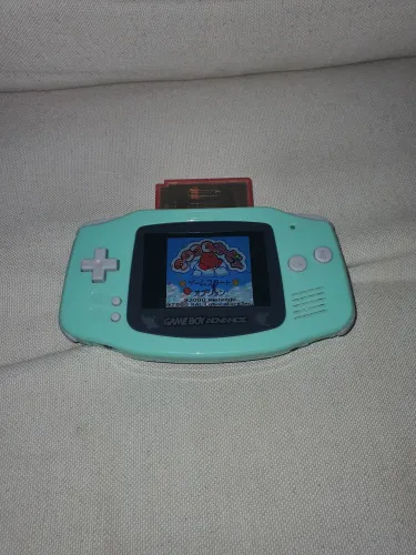 Gameboy advance GBA com tela IPS verde com detalhe na tela