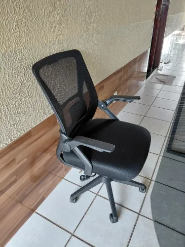 Vendo Cadeira escritório ergometrica giratória nova