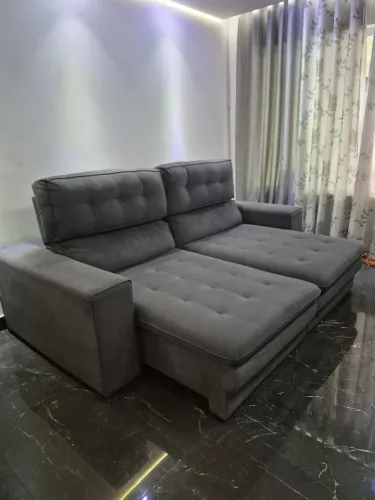 Sofá medindo 2.29x1.07xx1.21tecido anti pet Komfort House excelente estado de conservação