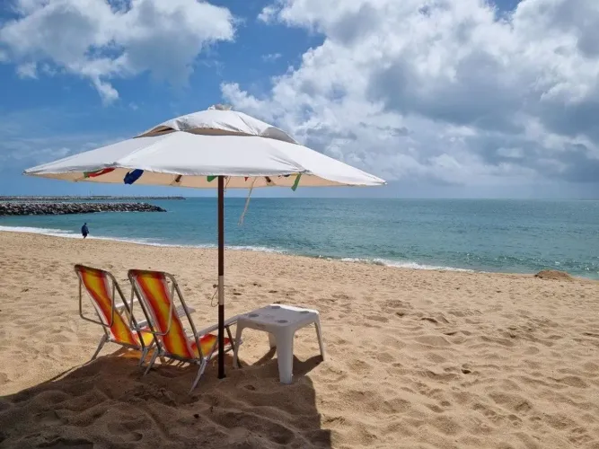 Vendo guarda sol de praia 4x4 grande branco por 400 reais