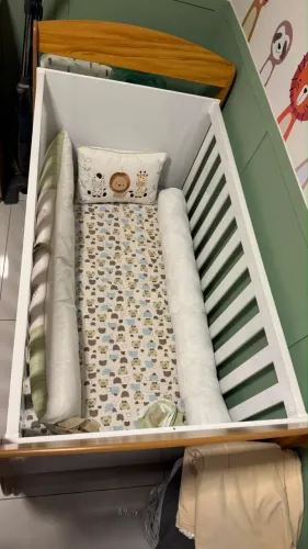 Berço e colchão de bebê 
