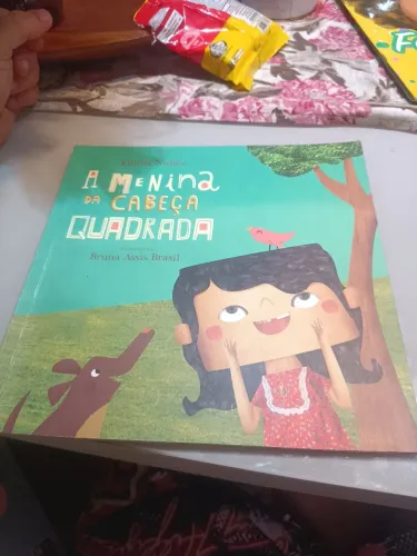 Livro: a menina da cabeça quadrada.