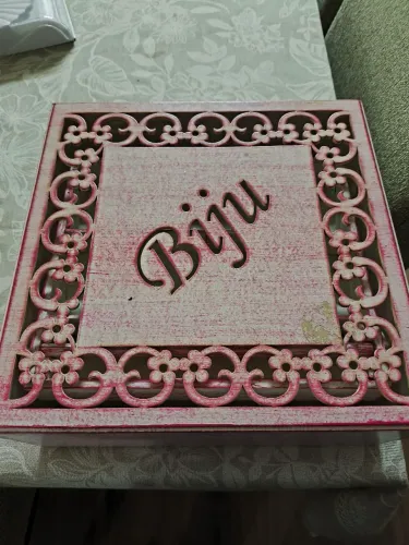 Vendo Porta jóias em madeira pintada em ótimas condições de uso