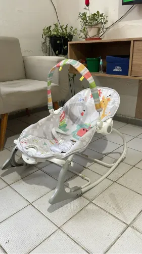 Cadeirinha de descanso bebê.