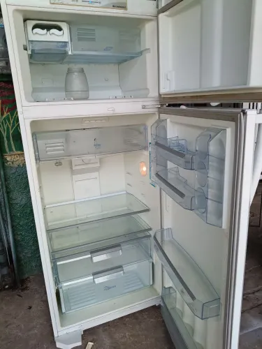 Vendo uma geladeira continental Frost Free