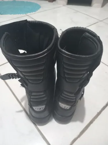 Vendo bota nova. 4.50 reais 