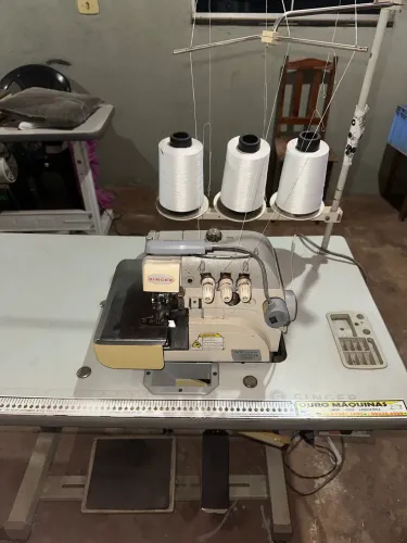 Máquina overloque singer