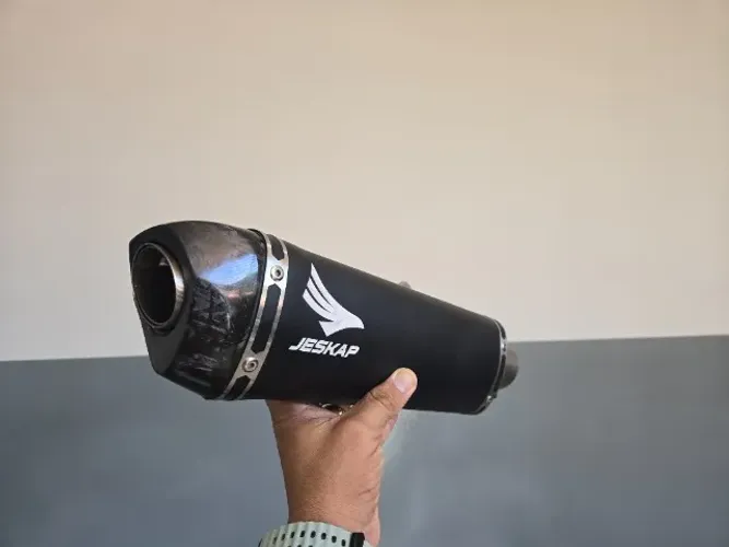 Descarga esportiva com ponta em carbono e link em inox, marca Jeskap para Hornet 500cc