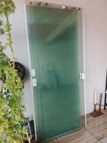 Vendo porta de blindex 2,10 de altura e 3, 9 de largura. Duas folhas fixas e suas de corre