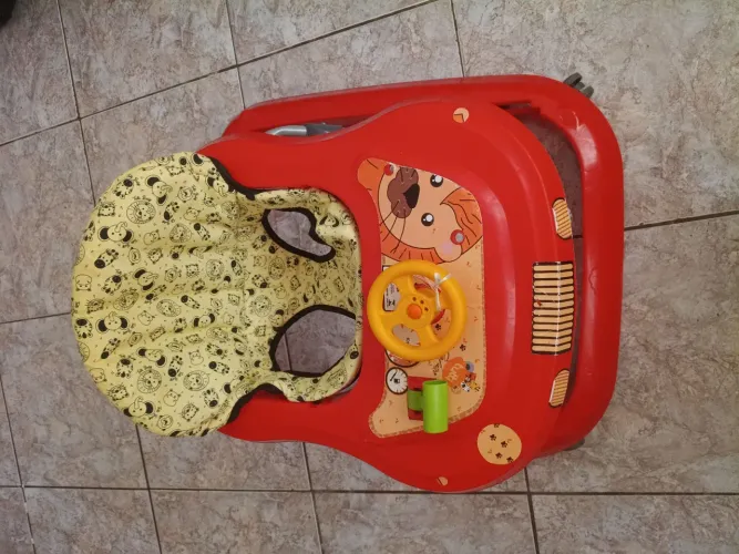 Vendo andador semi novo pouco tempo de uso 