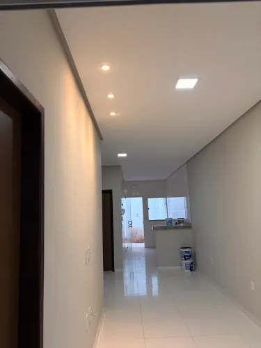 CASA COM EXCELENTE LOCALIZAÇÃO E NOVA PRONTA PRA MORAR.