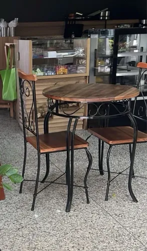 Mesa com 2 cadeiras