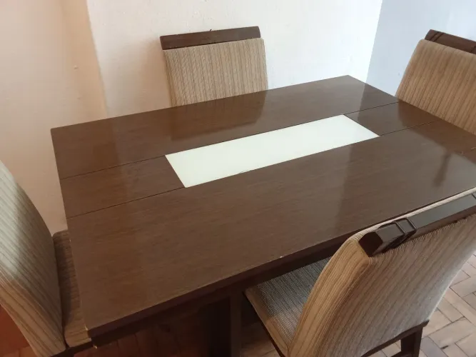 Mesa de sala com quatro cadeiras