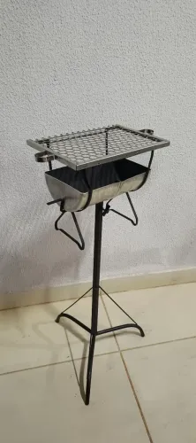 Churrasqueira de Alumínio batido com suporte desmontável, Grelha inox