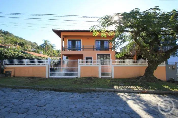 Casa com amplo jardim na Lagoa da Conceição