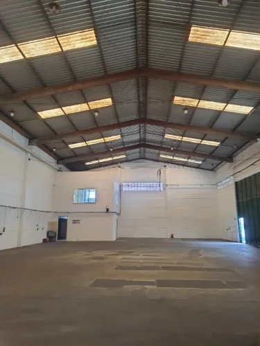 Galpão de 800 m², pé direito de 9 m, piso usinado, Bairro Roçado-São José-SC