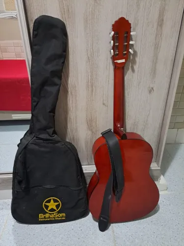 Violão com capa de cinto