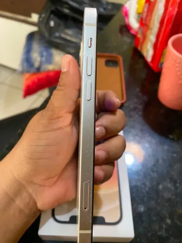 Vendo um iPhone 12 semi novo