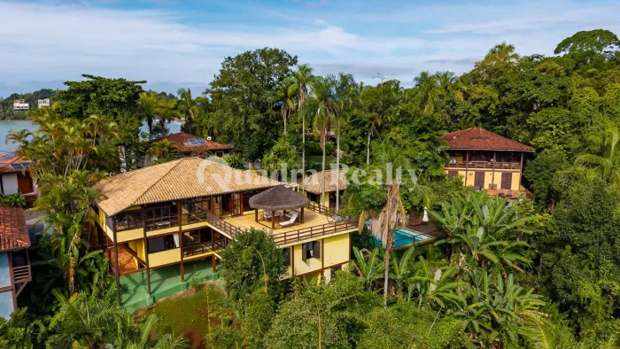 Casa no Condomínio Iporanga com vista para o mar