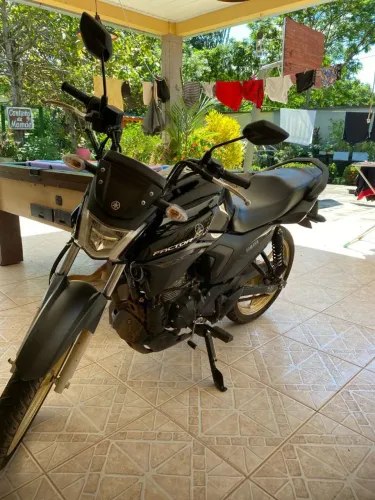 Vendo moto Yamaha semi nova único dono