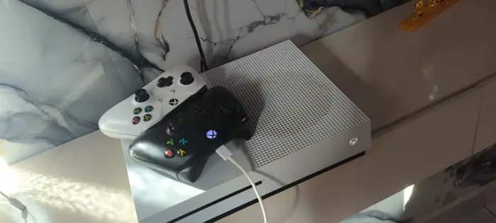 Xbox one S 1TB semi novo + 1 controle Xbox séries X