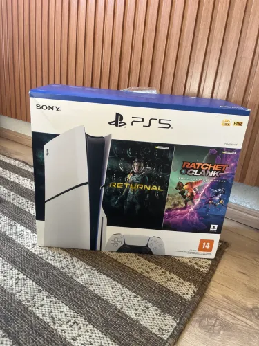? PlayStation 5 Slim Mídia Física + 2 Controles + 4 Jogos