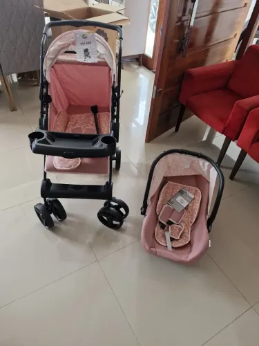 Carrinho de bebê e bebê conforto 