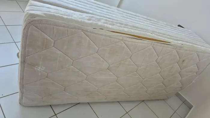 Cama baú solteiro com marca d usoe
