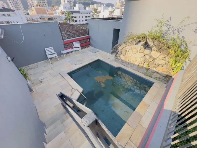 Cobertura duplex à venda localizada apenas 1 quadra do mar na Praia da Enseada no Guarujá.