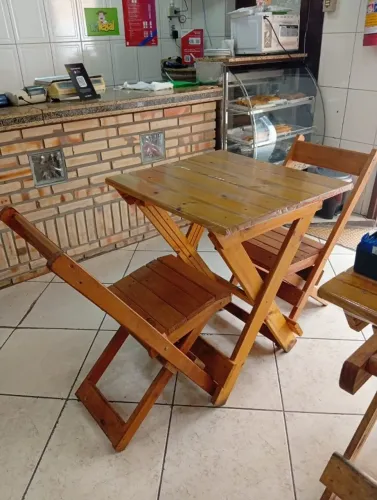 CONJUNTO DE MESA COM 2 CADEIRAS!