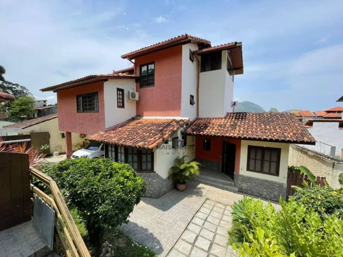 Casa com 4 Quartos, 2 Suítes, Campo de futebol, Piscina, Sauna à venda, 300m² - Maravista