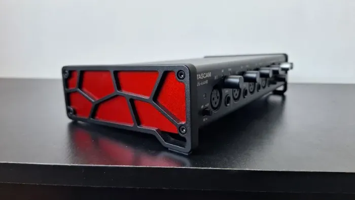 Placa de áudio Tascam 4x4 USB preta e vermelha