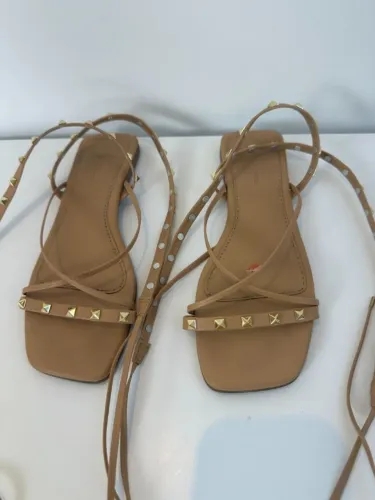 sandália rasteira nude com spikes