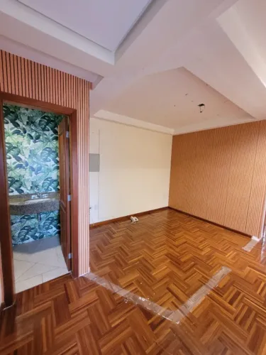 Aluga-se Sala 55m com banheiro, elevador, vaga (opcional) Bairro Rio Branco, por R$ 1.500